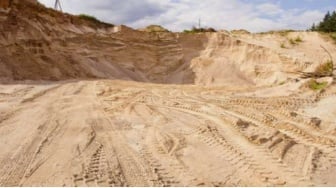 Aktivitas Tambang Pasir Ilegal di Pangkalan Buton Cemari Sungai, Budidaya Ikan Lumpuh!