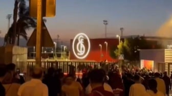 Ngeri! Dikepung Ratusan Suporter, Pemain Sevilla Gak Bisa Pulang ke Rumah
