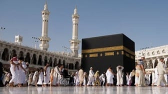 Suhu Madinah Capai 45 Derajat di Siang Hari, Kemenkes Bagikan Oralit dan Masker ke Jemaah Haji RI