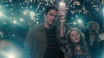 Review Film Trap: Operasi Penangkapan FBI di Balik Panggung Konser