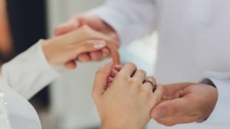 Kisah Haru Pengantin Dibacok di Hari Pernikahannya, Tetap Akad di Rumah Sakit