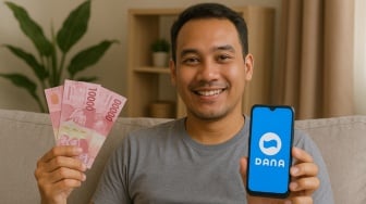 DANA Kaget Hari Ini, Buka Amplopnya Sambil Duduk atau Rebahan