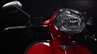 Pesona si Ganteng Royal Alloy GP Series: Tampang ala Vespa, Harganya Bikin Yamaha XMAX Gigit Jari