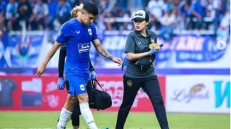 'Terpatri Semua Kenangan': Tangis Dokter Cantik Ini Pecah Usai PSIS Semarang Degradasi