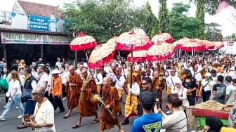 Kisah Relawan Waisak Lintas Agama, Membangun Kolaborasi Antar Keyakinan