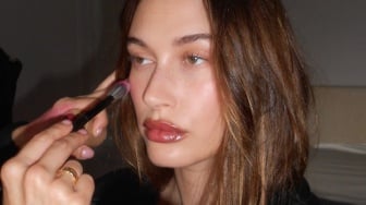 Tren Baru Jam Lips, Begini Cara Bikin 'Bibir Selai' Ala Hailey Bieber Pakai Produk Lokal