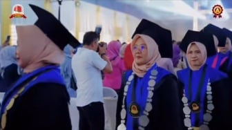 Wisuda SMK Ala Universitas Viral Jadi Sorotan: Guru Sampai Pakai Kalung Rektor?