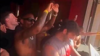 Pesta Liar Leeds United Bersama Wanita Berbikini: Calon Pemain Timnas Indonesia Ikutan?