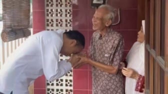 Jokowi Datangi Dosen Pembimbingnya di Tengah Isu Ijazah Palsu, Pertanda Apa?