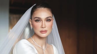Detik-Detik Luna Maya Nangis Lihat Lukisan Ayahnya Dijadikan Gaun Pernikahan: Ini untuk Ibu...