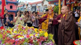 Ratusan Umat Buddha Ikuti Pemandian Rupang di Vihara Vajra Bumi Kertayuga Kubu Raya