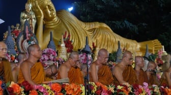 Sejumlah biksu bermeditasi saat puncak perayaan hari raya Tri Suci Waisak 2025/2569 Buddhis Era (BE) di Candi Borobudur, Magelang, Jawa Tengah, Senin (12/5/2025). [ANTARA FOTO/Anis Efizudin/bar]