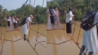 Viral Perjuangan Guru SD di Pelosok Indonesia, Bertaruh Nyawa Saat Melewati Jembatan Rusak