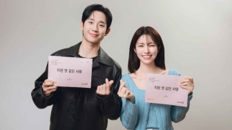 Rilis Foto Pembacaan Naskah, Drama Korea Lovestuck Gaet Jung Hae In dan Ha Young