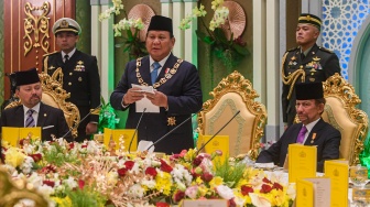 Presiden Prabowo Subianto (tengah) menyampaikan sambutan disaksikan Sultan Brunei Darussalam Hassanal Bolkiah (kanan) usai menerima bintang kebesaran Kesultanan Brunei Darussalam di Istana Nurul Iman, Bandar Seri Begawan, Brunei Darrussalam, Rabu (14/5/2025). [ANTARA FOTO/Muhammad Adimaja/rwa]