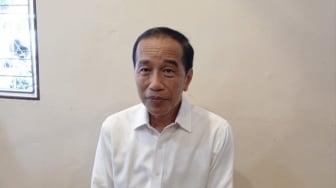 Meme Prabowo-Jokowi 'Ciuman' Viral, Jokowi Bereaksi: Sudah Kebangetan!