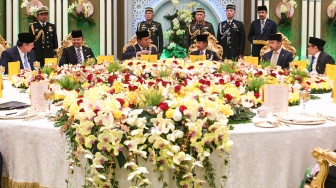 Presiden Prabowo Subianto (ketiga kiri) berbincang dengan Sultan Brunei Darussalam Hassanal Bolkiah (ketiga kanan) usai menerima bintang kebesaran Kesultanan Brunei Darussalam di Istana Nurul Iman, Bandar Seri Begawan, Brunei Darrussalam, Rabu (14/5/2025). [ANTARA FOTO/Muhammad Adimaja/rwa]