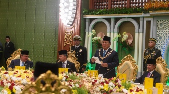 Presiden Prabowo Subianto (kedua kanan) bersama Sultan Brunei Darussalam Hassanal Bolkiah (kanan) memberikan sambutannya usai menerima bintang kebesaran Kesultanan Brunei Darussalam di Istana Nurul Iman, Bandar Seri Begawan, Brunei Darussalam, Rabu (14/5/2025). [ANTARA FOTO/Muhammad Adimaja/rwa]