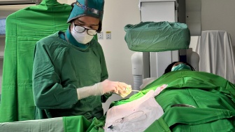 Selamat Tinggal Operasi Dada: Teknik Baru Perbaiki Kebocoran Jantung Tanpa Bedah dan Radiasi!