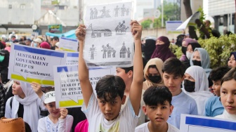 Para pengungsi dan pencari suaka melakukan aksi unjuk rasa di depan kantor United Nations High Commissioner for Refugees (UNHCR), Jakarta, Rabu (14/5/2025). [Suara.com/Alfian Winanto]