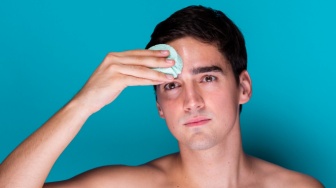 Tips Memilih Sunscreen untuk Kulit Pria Berminyak, Jangan sampai Salah!