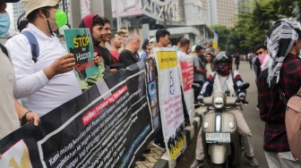 Para pengungsi dan pencari suaka melakukan aksi unjuk rasa di depan kantor United Nations High Commissioner for Refugees (UNHCR), Jakarta, Rabu (14/5/2025). [Suara.com/Alfian Winanto]