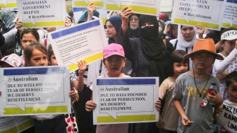 Para pengungsi dan pencari suaka melakukan aksi unjuk rasa di depan kantor United Nations High Commissioner for Refugees (UNHCR), Jakarta, Rabu (14/5/2025). [Suara.com/Alfian Winanto]
