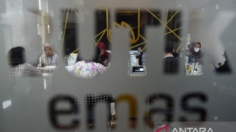 Harga Emas Antam Turun Rp20.000 per Gram, Buyback Juga Anjlok