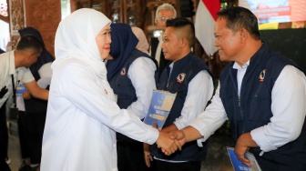 Serahkan Bantuan Sosial dan BKK Desa Rp 4,76 M, Gubernur Khofifah: untuk Masyarakat Ponorogo