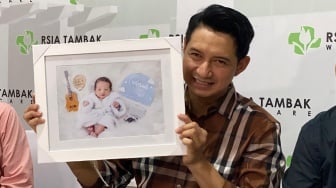 Usai Mengazani Anak yang Baru Lahir, Chand Kelvin Tertawa