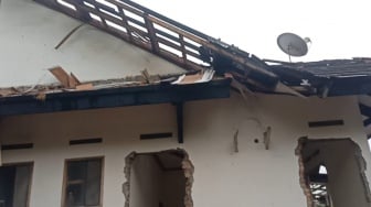Drama Eksekusi Rumah Atalarik Syach Memanas! Adu Mulut Sengit Warnai Upaya Pengadilan