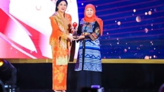 Berdedikasi dalam Pembangunan, Gubernur Khofifah Terima Penghargaan Leading Women Awards 2025
