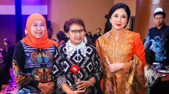 Berdedikasi dalam Pembangunan, Gubernur Khofifah Terima Penghargaan Leading Women Awards 2025