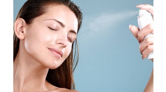 7 Rekomendasi Sunscreen Spray Yang Lindungi Kulit, Praktis Tinggal Semprot