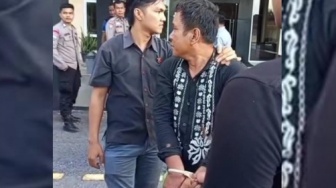 Ayah Tiri Aniaya Anak Perempuan hingga Tewas di Dharmasraya Diringkus, Menangis Digiring Polisi!