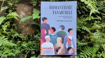 Melepas Ibu Berangkat Ibadah Haji dalam Buku Romantisme Tanah Suci