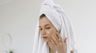Apakah Pakai Sunscreen Wajib 2 Jari? Ini Penjelasan Ahli, Jangan Salah Lagi!