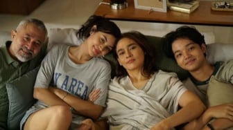 Review Film Mungkin Kita Perlu Waktu: Cerita Duka yang Menyentuh Jiwa