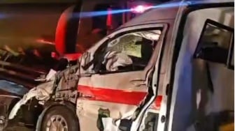 Detik-detik Ambulans Sudah Pakai Sirine tapi Tetap Dihantam, Semua Penumpang Terluka