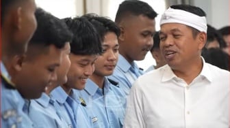 Sobek Tapi Bangga: Sepatu Butut Siswa SMK Ini Bikin Dedi Mulyadi Kagum Dan Beri Rp 3,5 Juta