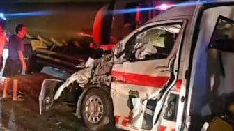 Ambulans Bawa Pasien Gagal Ginjal Tertabrak Truk CPO, Pasien dan Nakes Jadi Korban