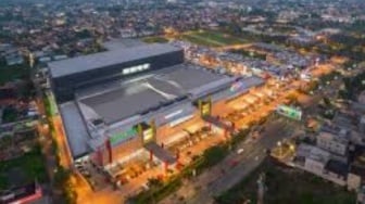 Tembok Roboh di PTC Palembang! Penjaga Parkir Terluka, Motor-Motor Rusak
