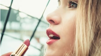 5 Rekomendasi Lip Liner Buat Pemilik Bibir Two Tone, Wajib Punya