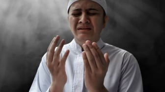 4 Amalan Hutang Lunas dengan Cara Tak Terduga, Lakukan Rutin Setiap Hari!