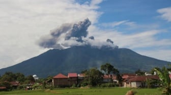 Erupsi Gunung Marapi 2 Kali Beruntun, Warga Agam dan Bukittinggi Dikejutkan Getaran hingga Dentuman!