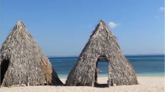 Pantai Tablolong, Wisata Populer dengan Ciri Khas Lopo Unik di Kupang
