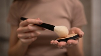 Top 5 Blush On Lokal Terbaik: Wajah Segar Merona seperti Habis Mandi, Mulai Rp14 Ribuan!