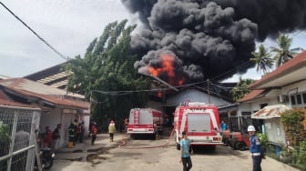 Pabrik Karet di Padang Terbakar, Api Tak Kunjung Padam