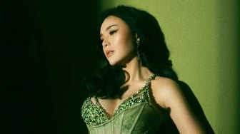 Nyekar ke Makam Ibu saat Hujan Lebat, Amanda Manopo Bikin Warganet Khawatir
