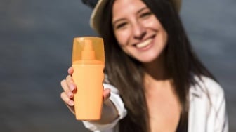 8 Rekomendasi Sunscreen Mengandung Vitamin C, Ampuh Hilangkan Noda Hitam